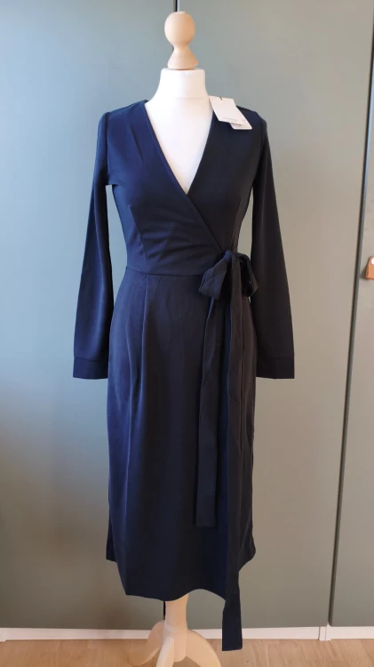 InWear – elegant omlottklänning för dam med knytning, premiumklänning från det danska märket