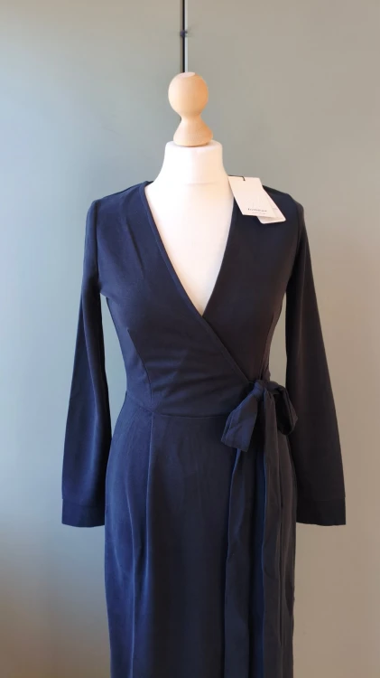 InWear – elegancka sukienka damska kopertowa z wiązaniem, sukienka premium duńskiej marki – zdjęcie 2