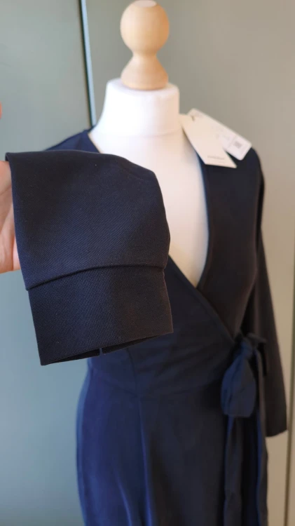 InWear – elegant dameskjole, slå-om-kjole med bindebånd, premium kjole fra dansk mærke – billede 4