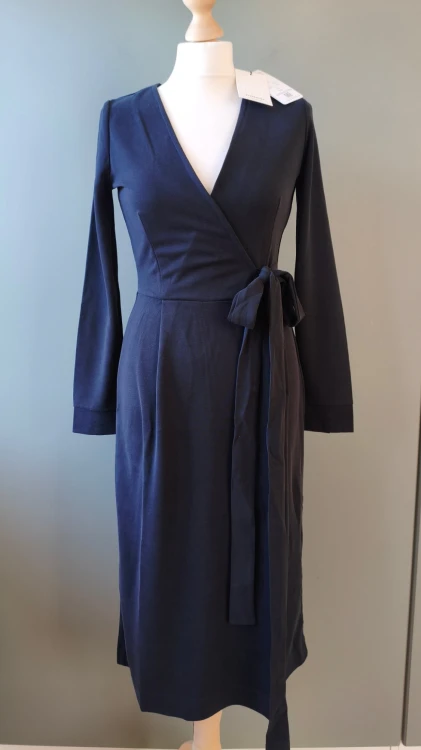 InWear – elegant omlottklänning för dam med knytning, premiumklänning från det danska märket – bild 5