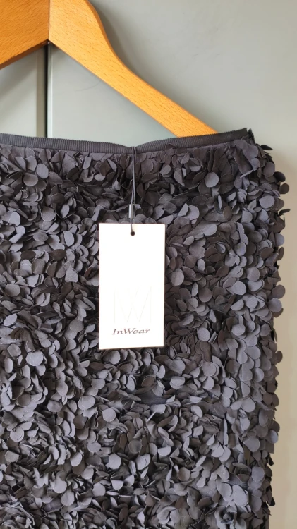 InWear – elegant damkjol med effektfulla applikationer, svart premiumkjol – bild 2