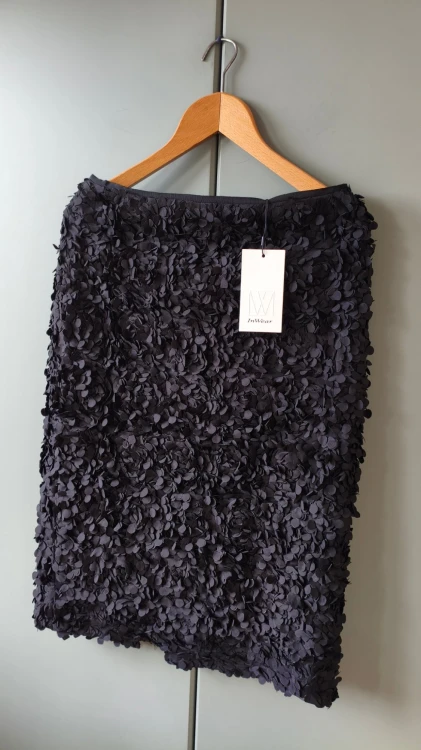 InWear – elegant damkjol med effektfulla applikationer, svart premiumkjol – bild 3
