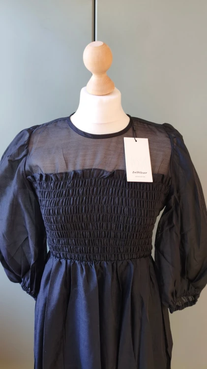 InWear – elegant dameskjole med rynket top, premium mærkekjole – billede 2
