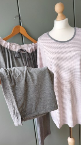 Lady Avenue – pehmeä naisten kaksiosainen pyjama, yöpuku uneen ja kotona rentoutumiseen – kuva 2