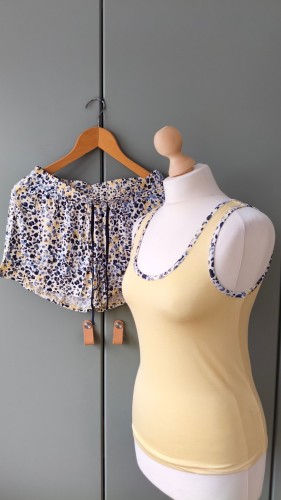 Lady Avenue – mjuk dampyjamas i bambuviskos, set med topp och shorts