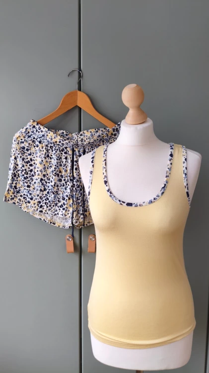 Lady Avenue – mjuk dampyjamas i bambuviskos, set med topp och shorts – bild 2