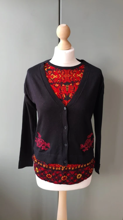 Desigual – elegant damkardigan med 2-i-1-effekt, knäppt tröja