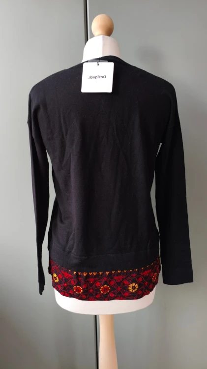 Desigual – elegant damkardigan med 2-i-1-effekt, knäppt tröja – bild 5