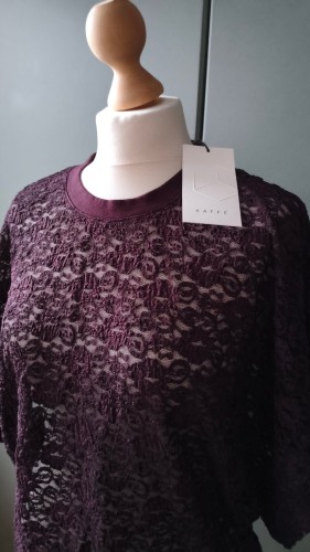 Kaffe – kort ærmet blondebluse til kvinder, elegant premium blondebluse – billede 2