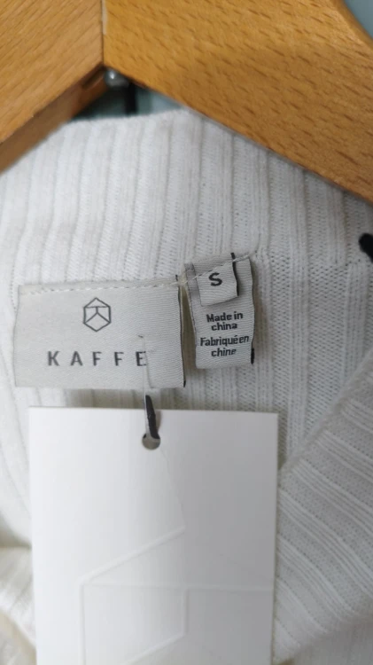 Kaffe – damski sweter z falbankami, elegancka bluzka z długim rękawem premium – zdjęcie 7