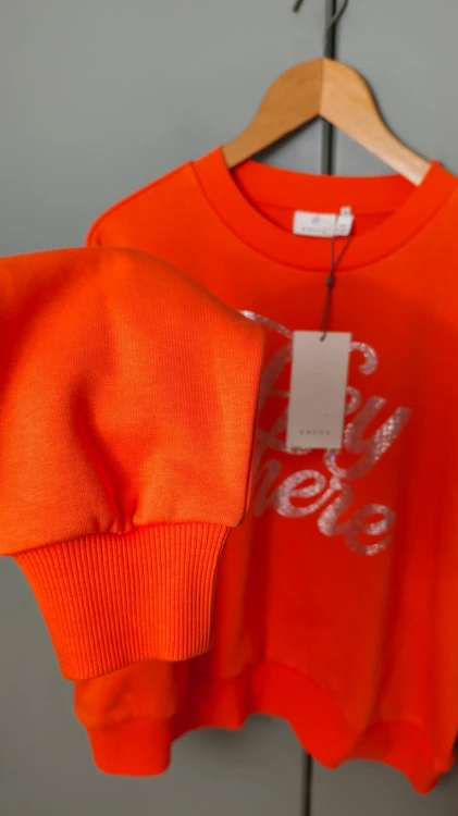 Kaffe – bawełniana bluza damska z błyszczącym napisem, wygodna bluza oversize premium – zdjęcie 3