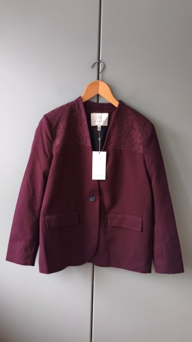 Kaffe – elegant damkavaj med spetsdetalj, klassisk damblazer med en knapp