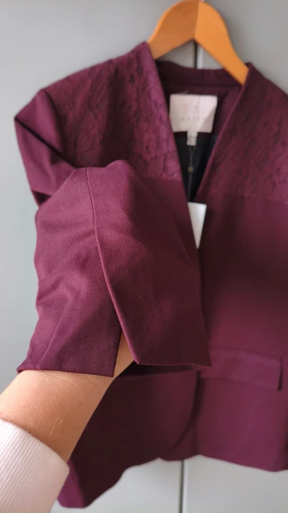Kaffe – elegant damkavaj med spetsdetalj, klassisk damblazer med en knapp – bild 4