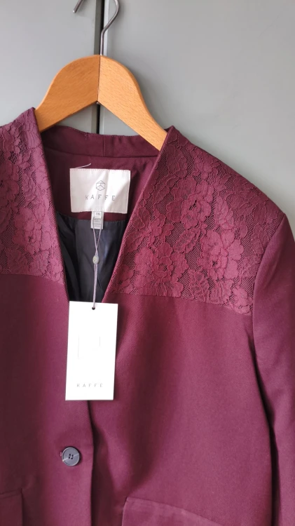 Kaffe – elegant damkavaj med spetsdetalj, klassisk damblazer med en knapp – bild 10