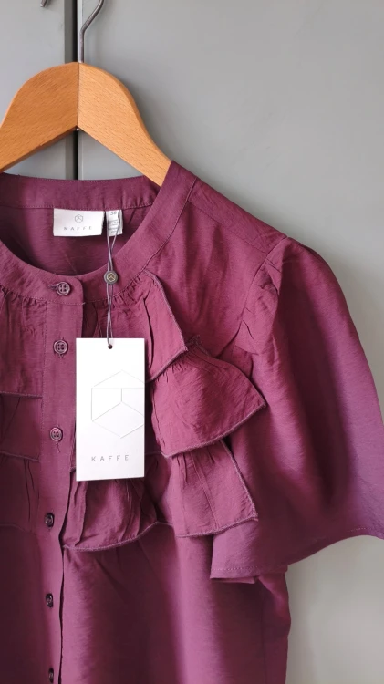 Kaffe – elegant damebluse med flæser, skjortebluse med knapper i premiumkvalitet – billede 2