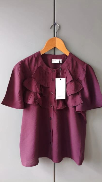 Kaffe – elegant damebluse med flæser, skjortebluse med knapper i premiumkvalitet – billede 4