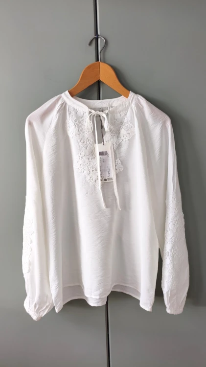 Kaffe – blondedamebluse med snøring, elegant dameskjorte med dekorative indsatser – billede 4