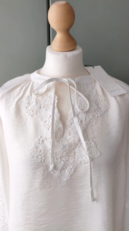 Kaffe – blondedamebluse med snøring, elegant dameskjorte med dekorative indsatser – billede 7