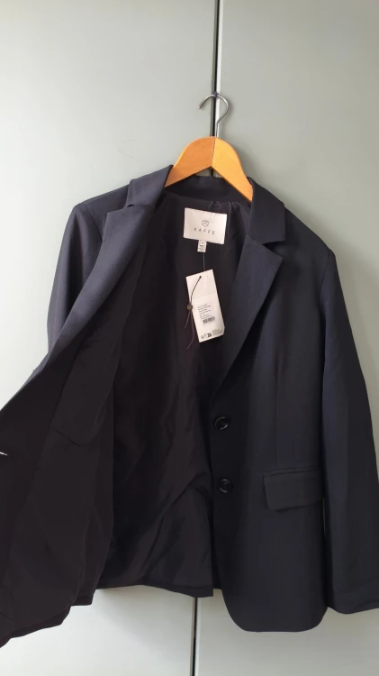 Kaffe – elegant dameblazer med to knapper, klassisk damejakke med lommer – billede 2