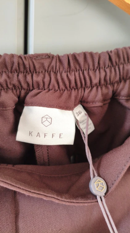 Kaffe – eleganckie spodnie damskie z gumką w pasie, wygodne spodnie materiałowe w kant – zdjęcie 6