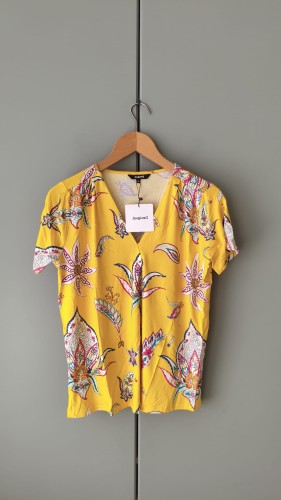 Desigual-blus i viskos med gult blommönster