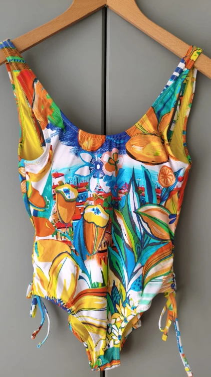Färgglad baddräkt från Desigual med tropiskt mönster – bild 4