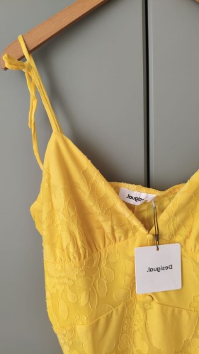 Keltainen Desigual-body pitsikuvioinnilla – kuva 2