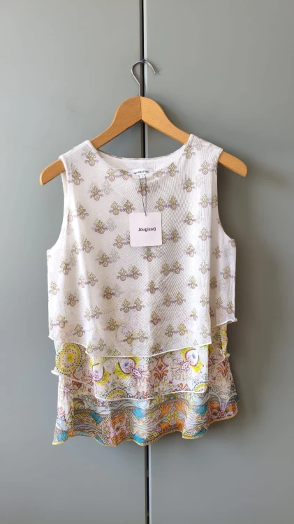 Desigual-blus med lagerdesign – lätt, feminin och verkligt unik